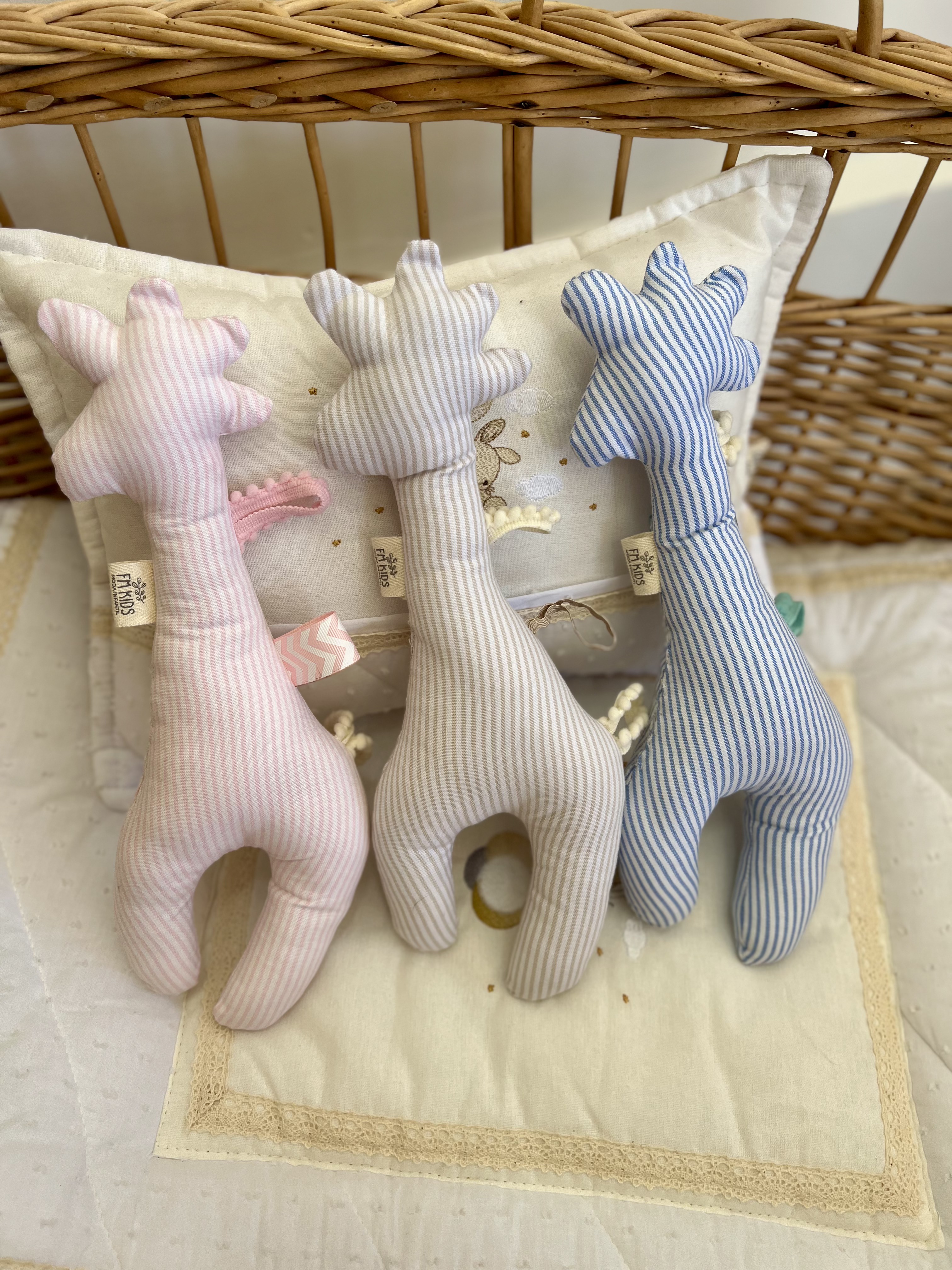 Muñecos de apego Jirafa en rayas celeste, rosa y beige pastel