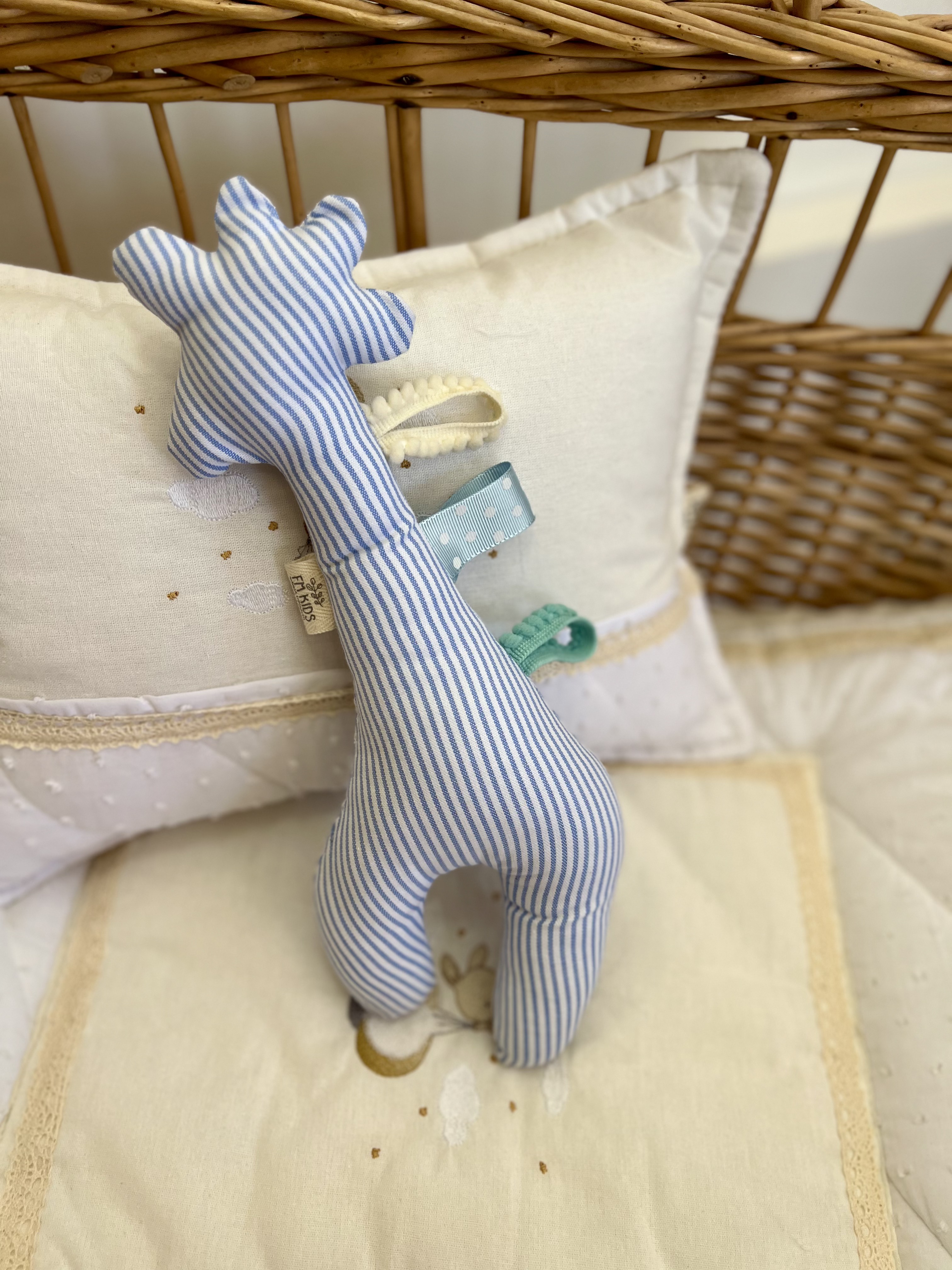 Muñeco de apego Jirafa en rayas celeste pastel