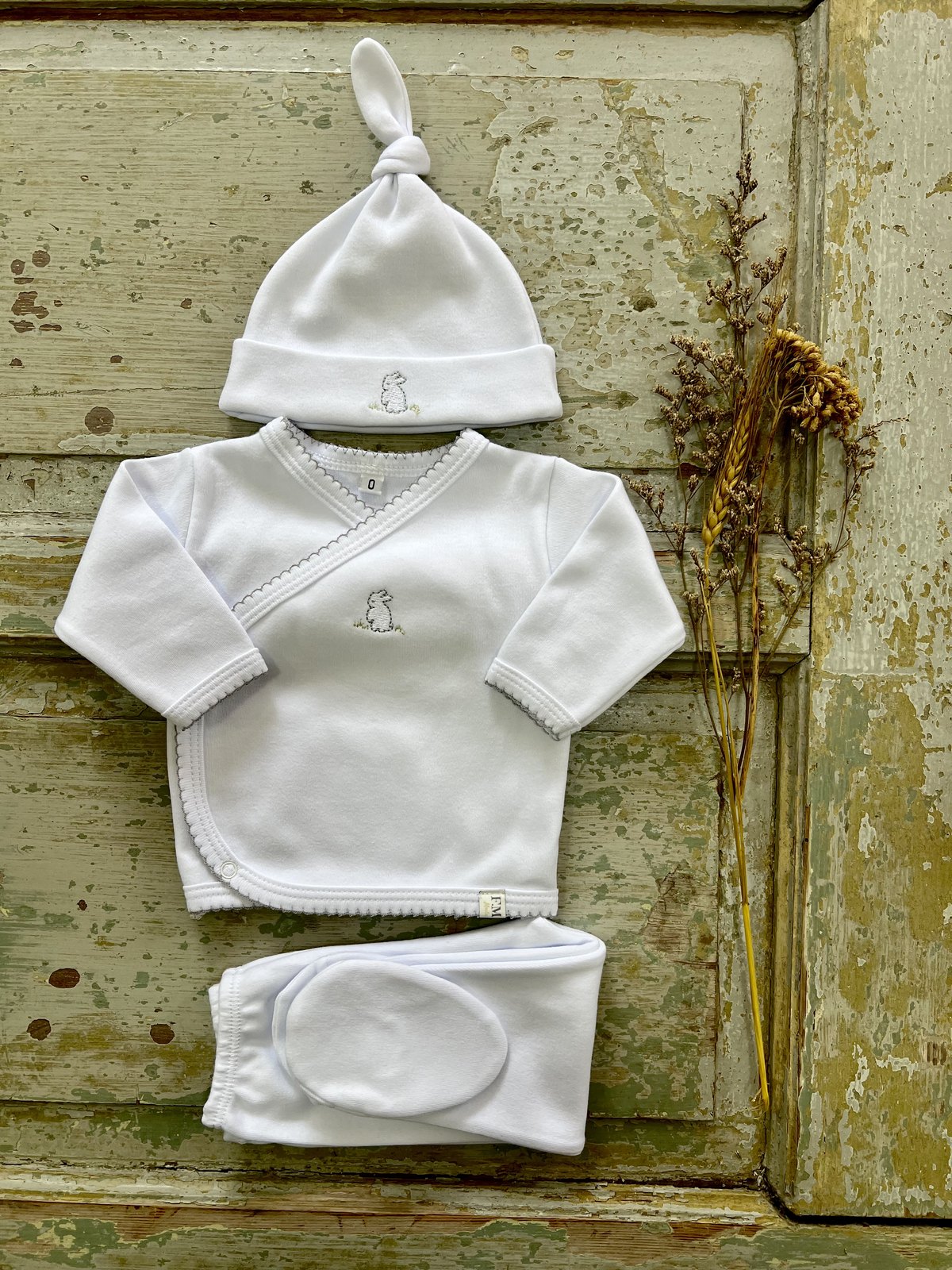 Set blanco de bata, pelele y gorra de algodón FM Kids