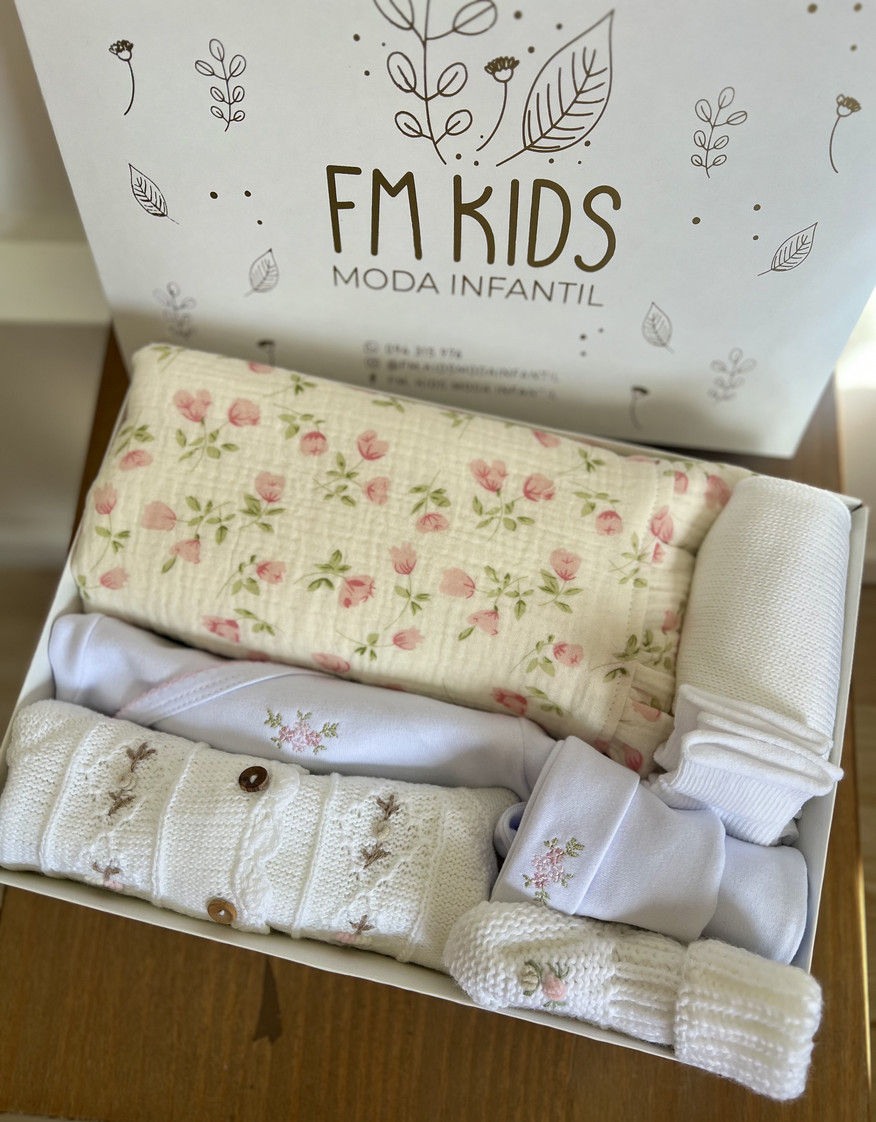 Baby Box Cariño nena con manta muselina, prendas de algodón, tejido y accesorios bordados para bebé