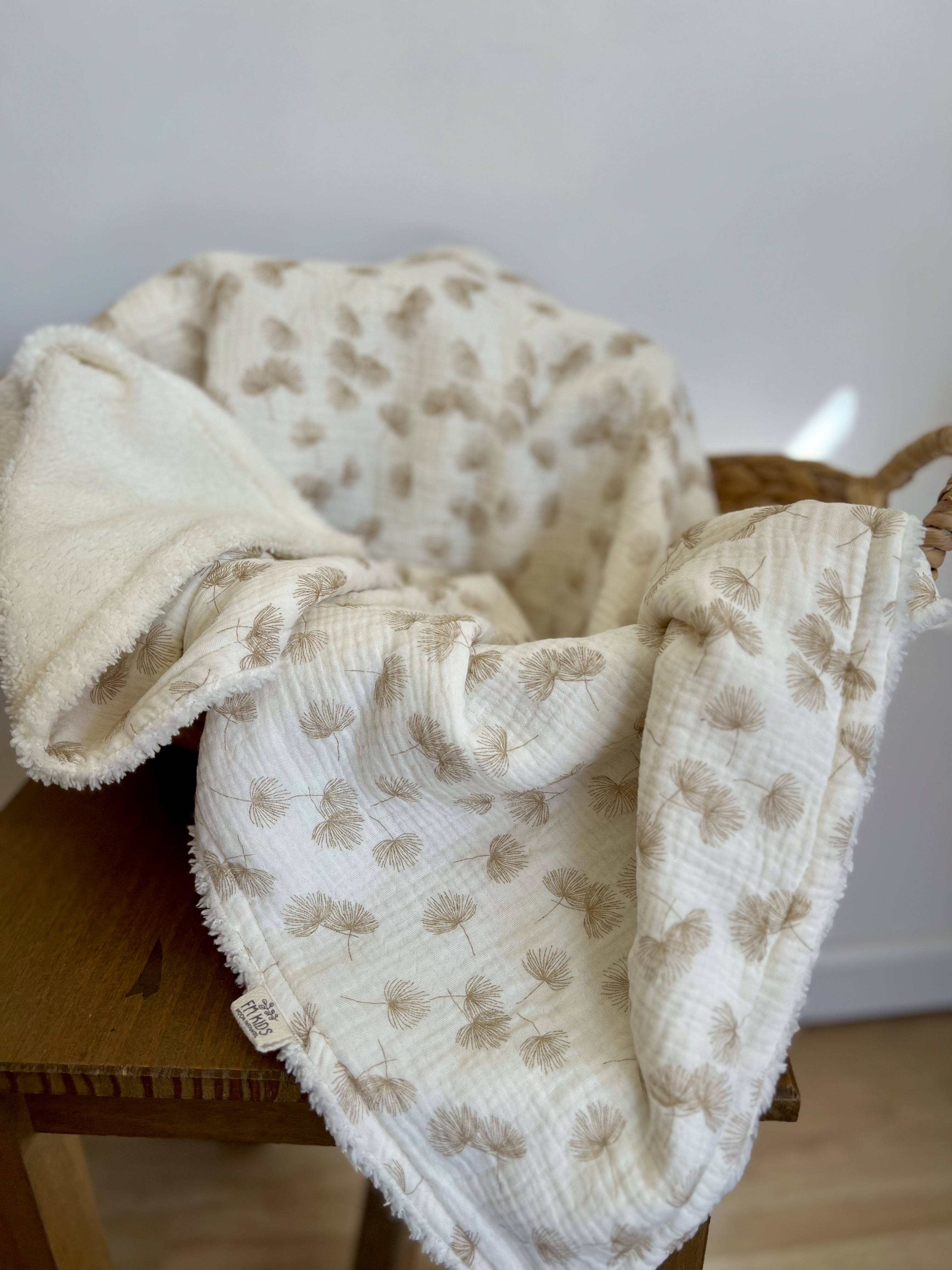 Manta Plumeritos de muselina y corderito en tonos beige para bebé