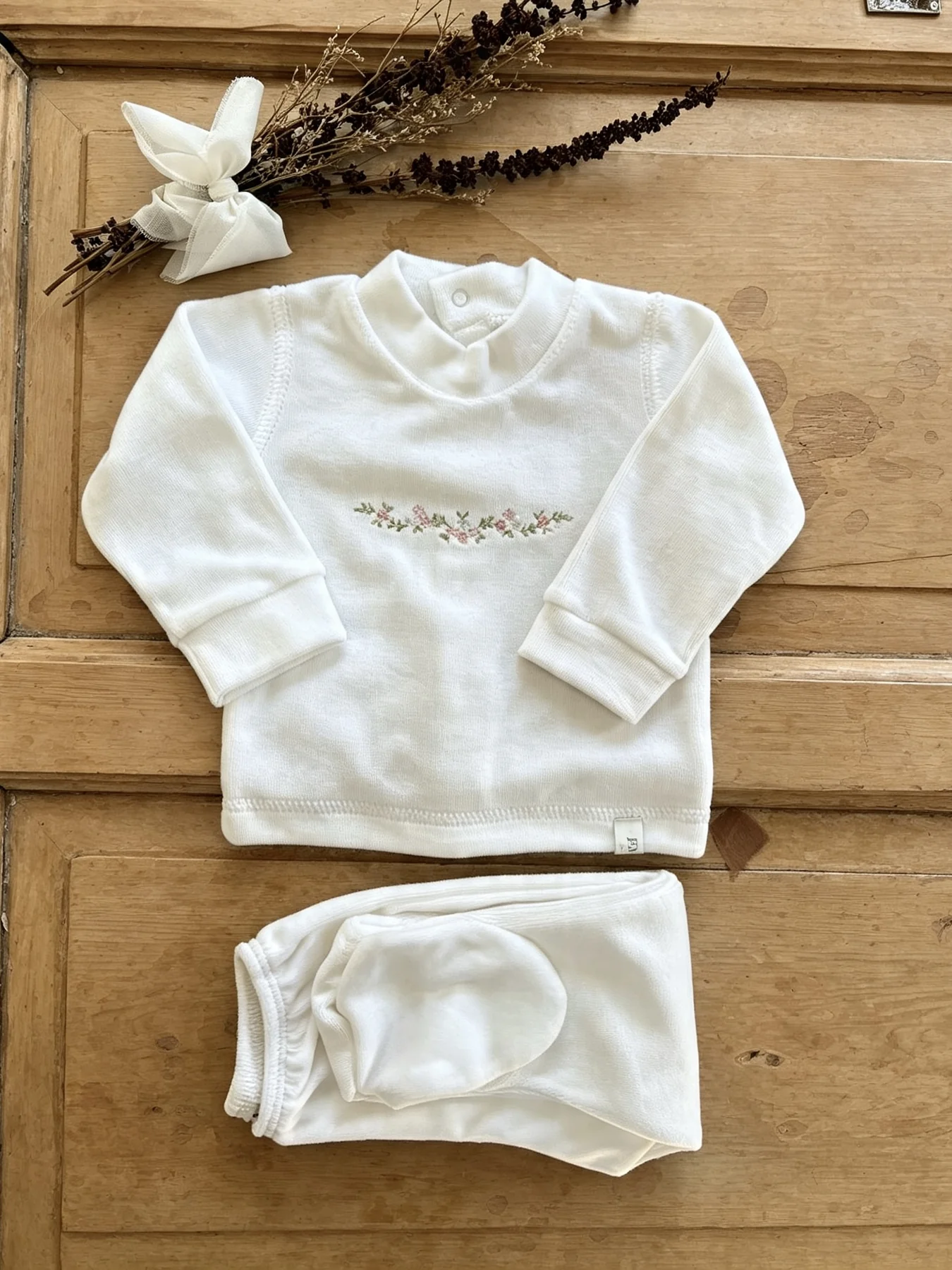 Conjunto blanco de piel de durazno con bordado Guía de flores rosa