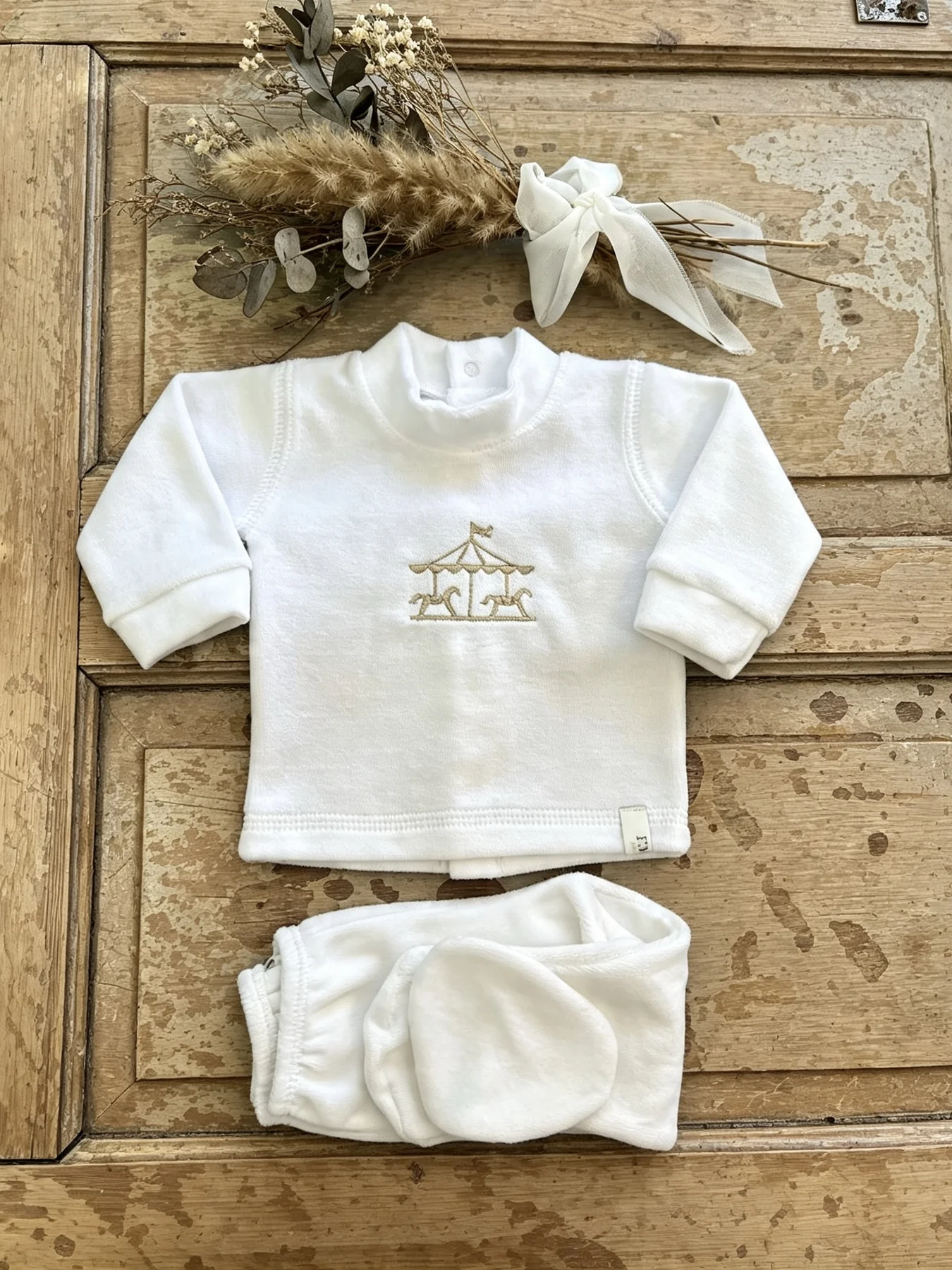 Conjunto blanco de piel de durazno con bordado Carrusel beige