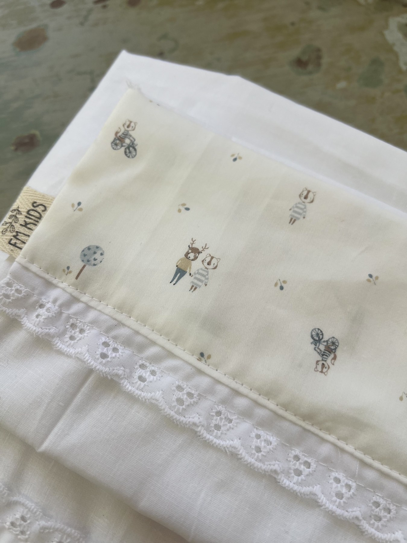 Detalle de sábanas para bebé