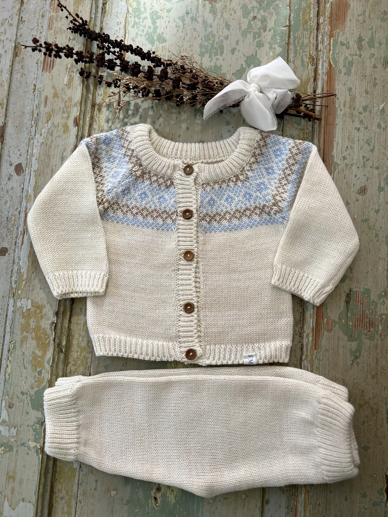 Conjunto Bastian tejido de hilo en crudo con detalles celestes