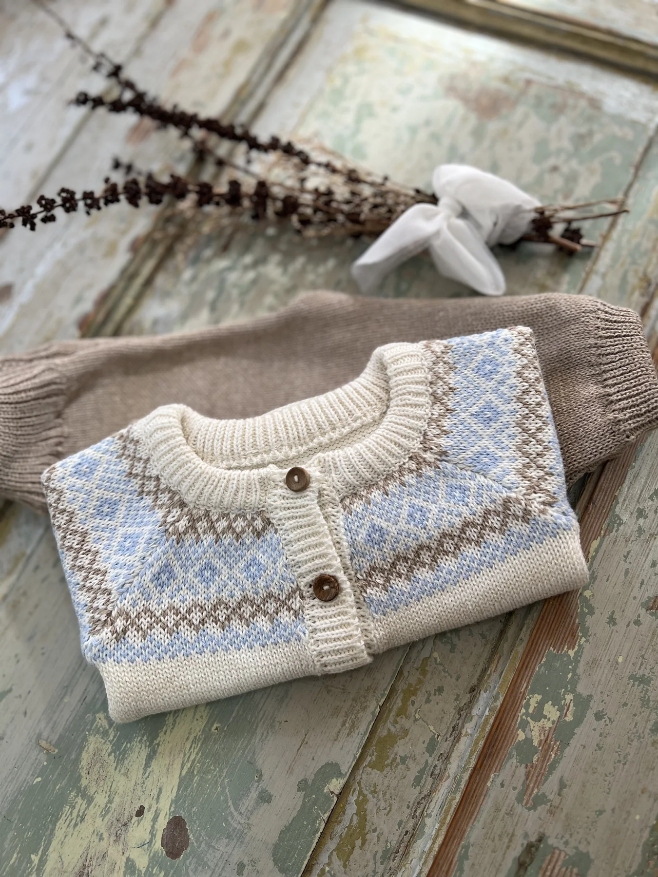 Detalle del cardigan tejido Bastian