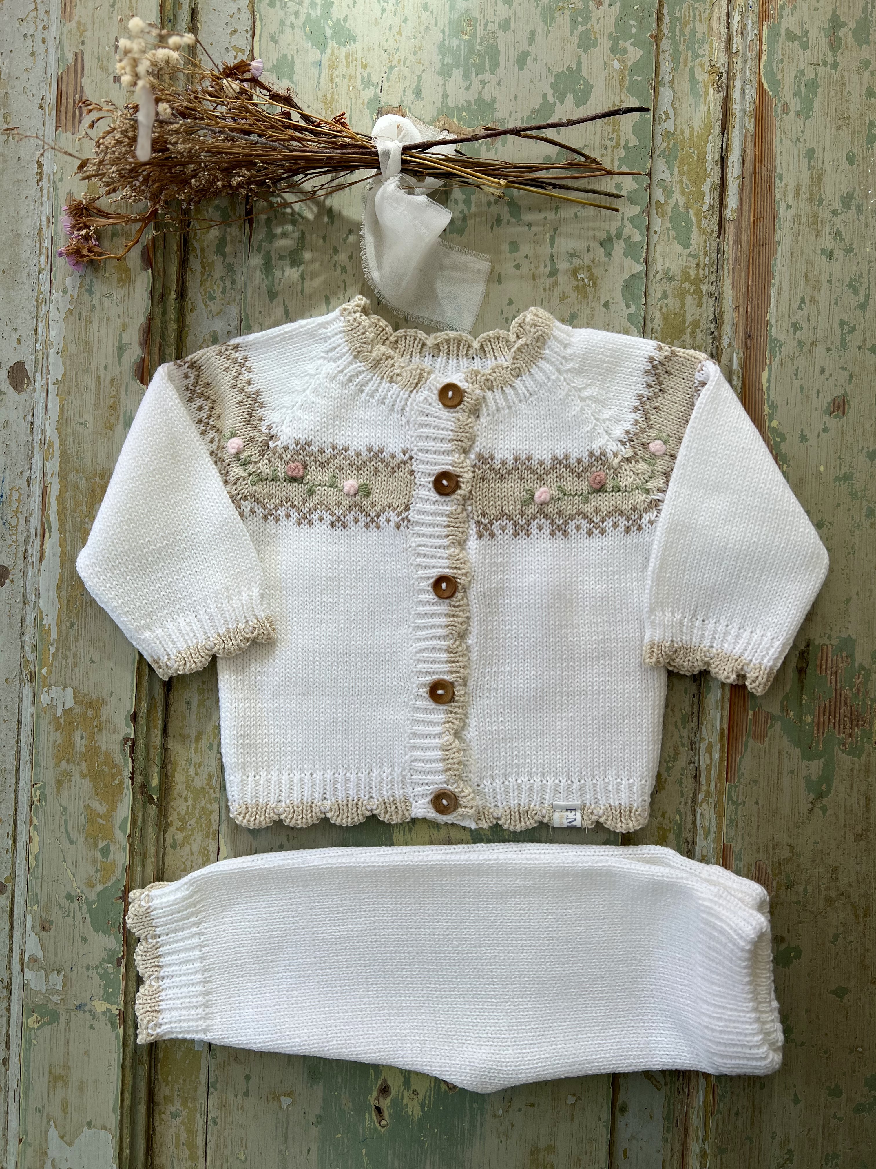 Conjunto Ginebra tejido de hilo en blanco con detalles tostados y flores bordadas