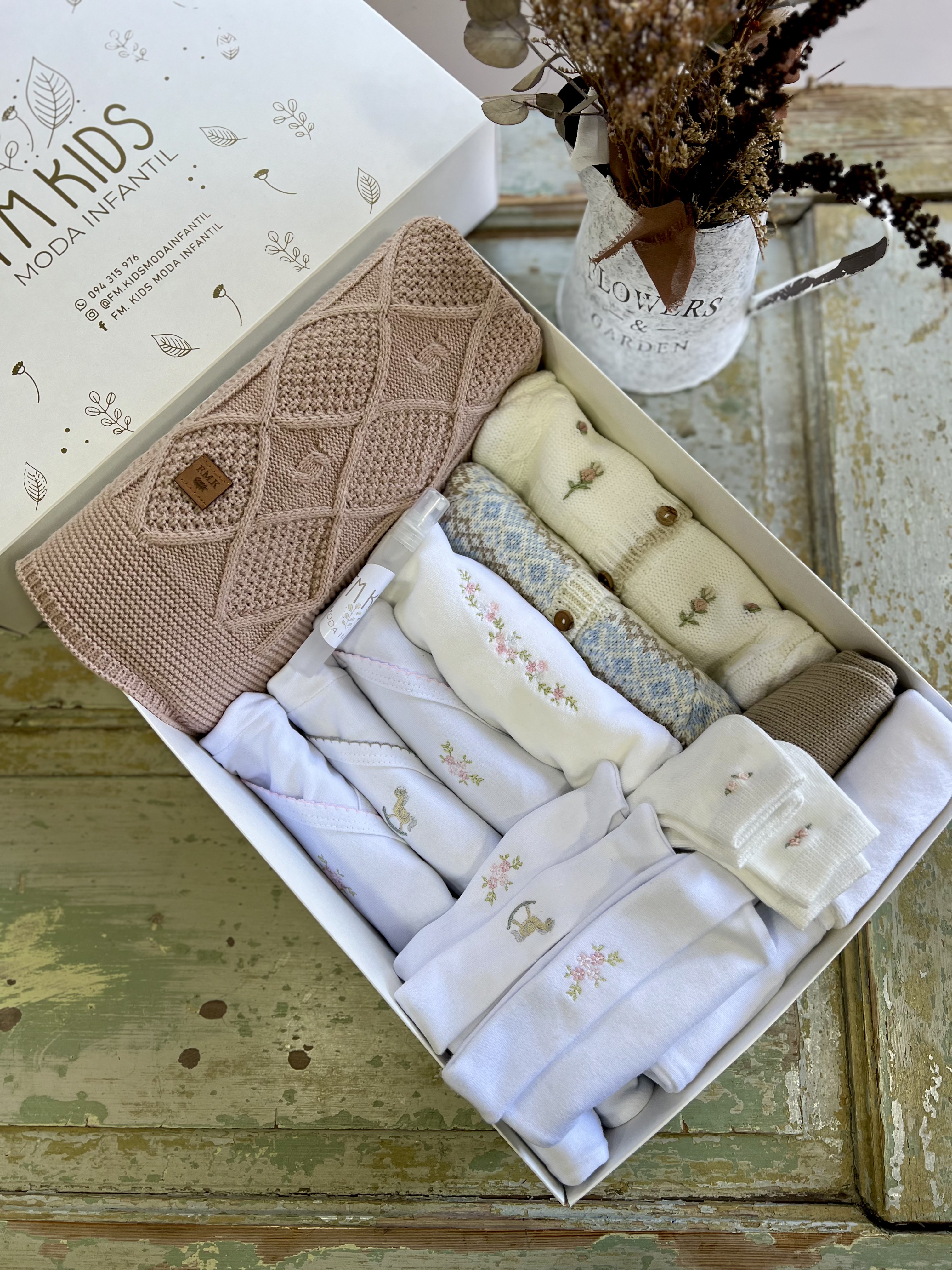 Caja de regalo FM Kids con ajuar blanco y flores secas