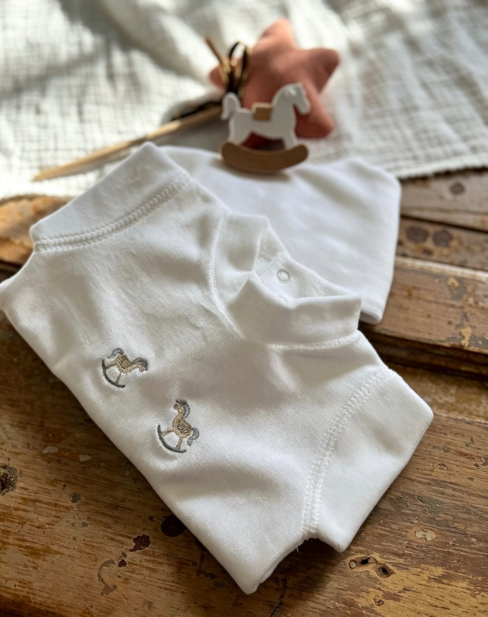 Conjunto bata y pelele de piel de durazno, tela color blanco, dos piezas