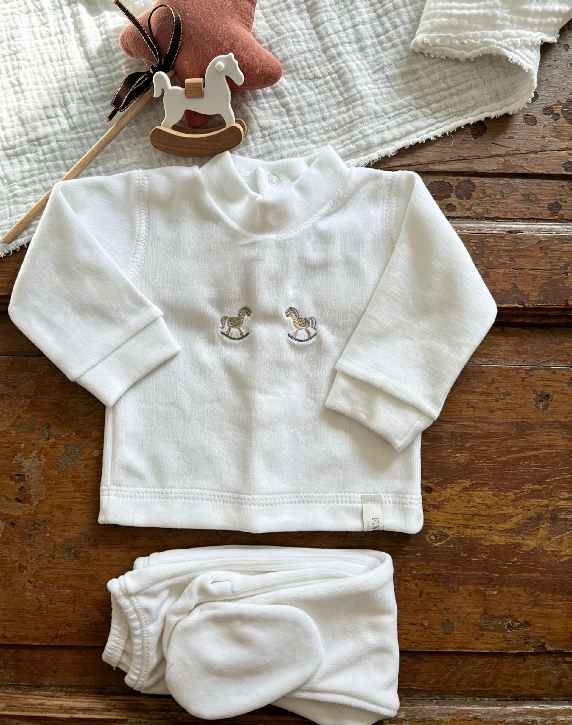 Conjunto bata y pelele de piel de durazno, tela color blanco, dos piezas