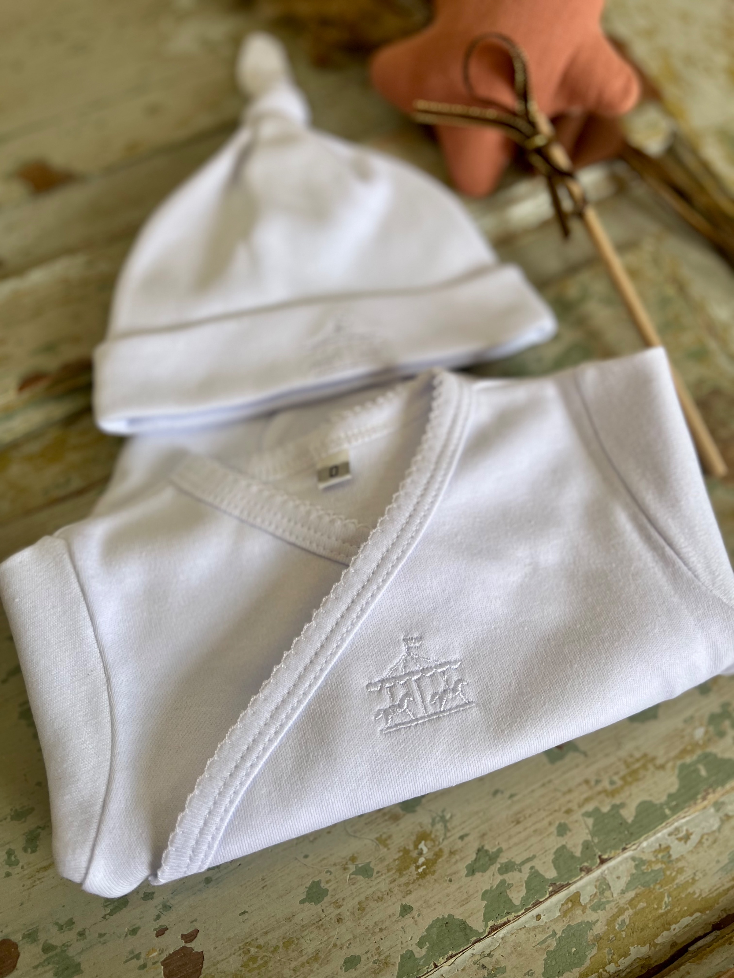 Set bata, pelele y gorra de algodón
