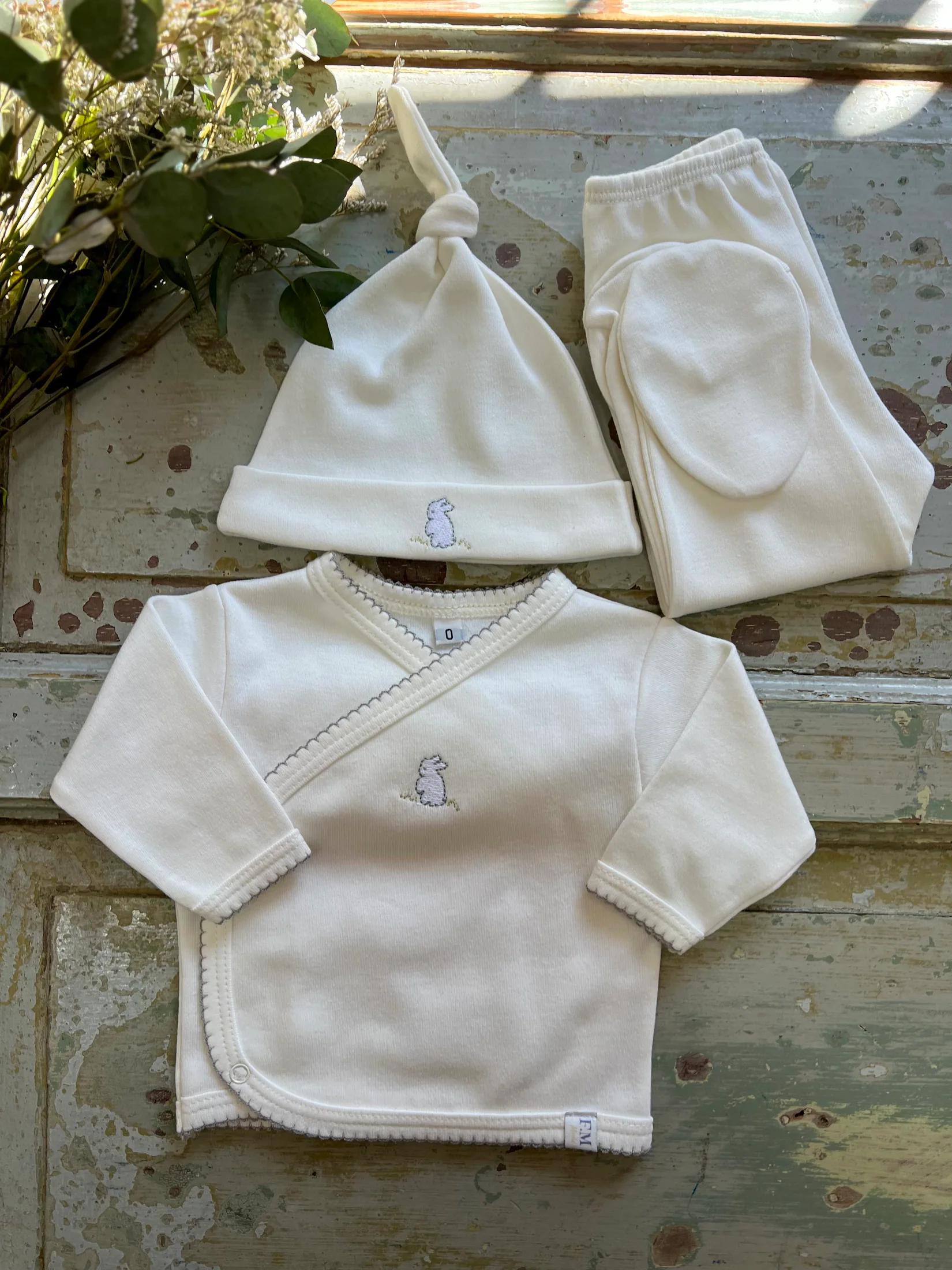 Set de bata, pelele y gorra de algodón Natural conejito gris