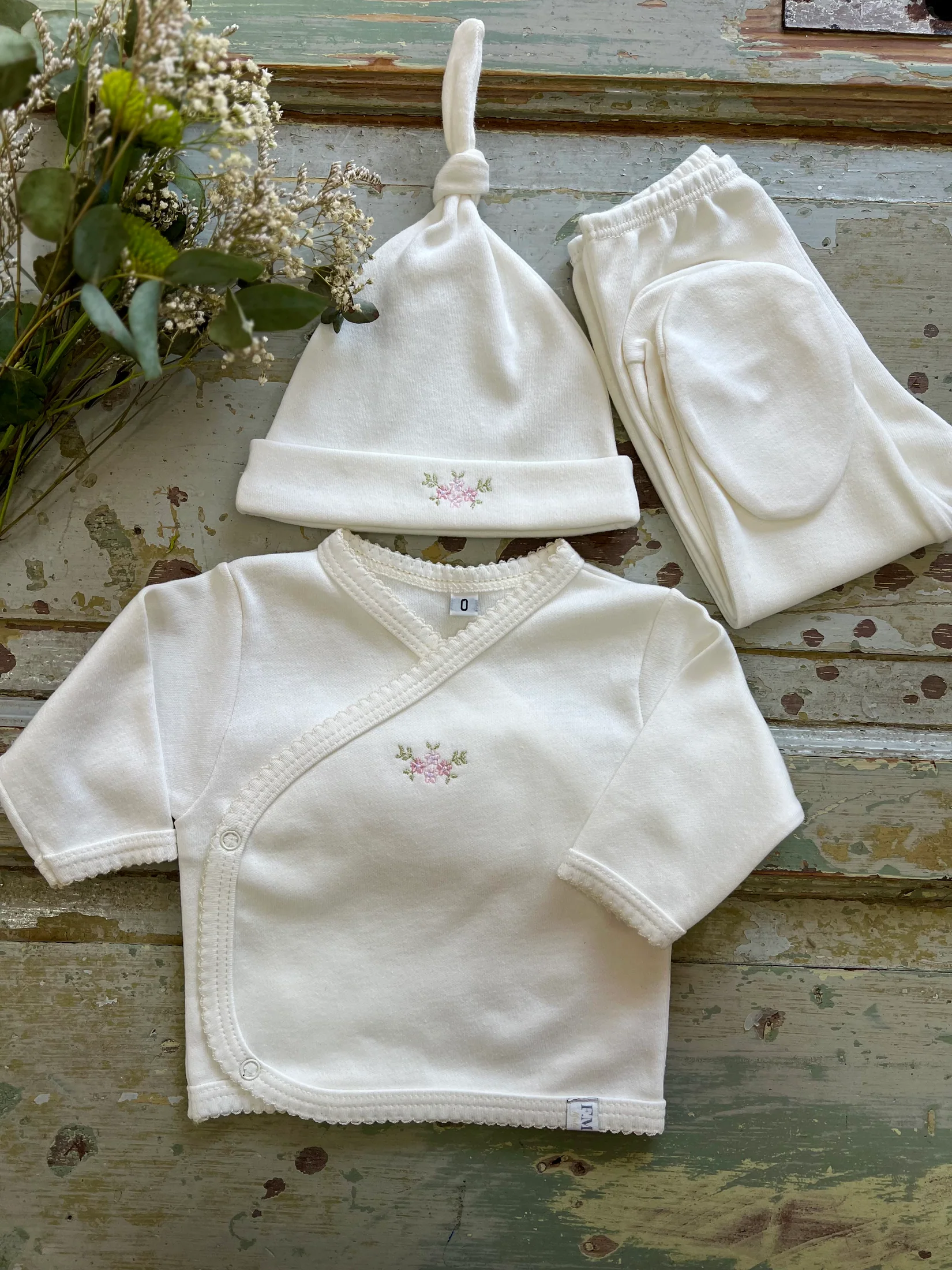 Set de bata, pelele y gorra de algodón Natural ramito rosa