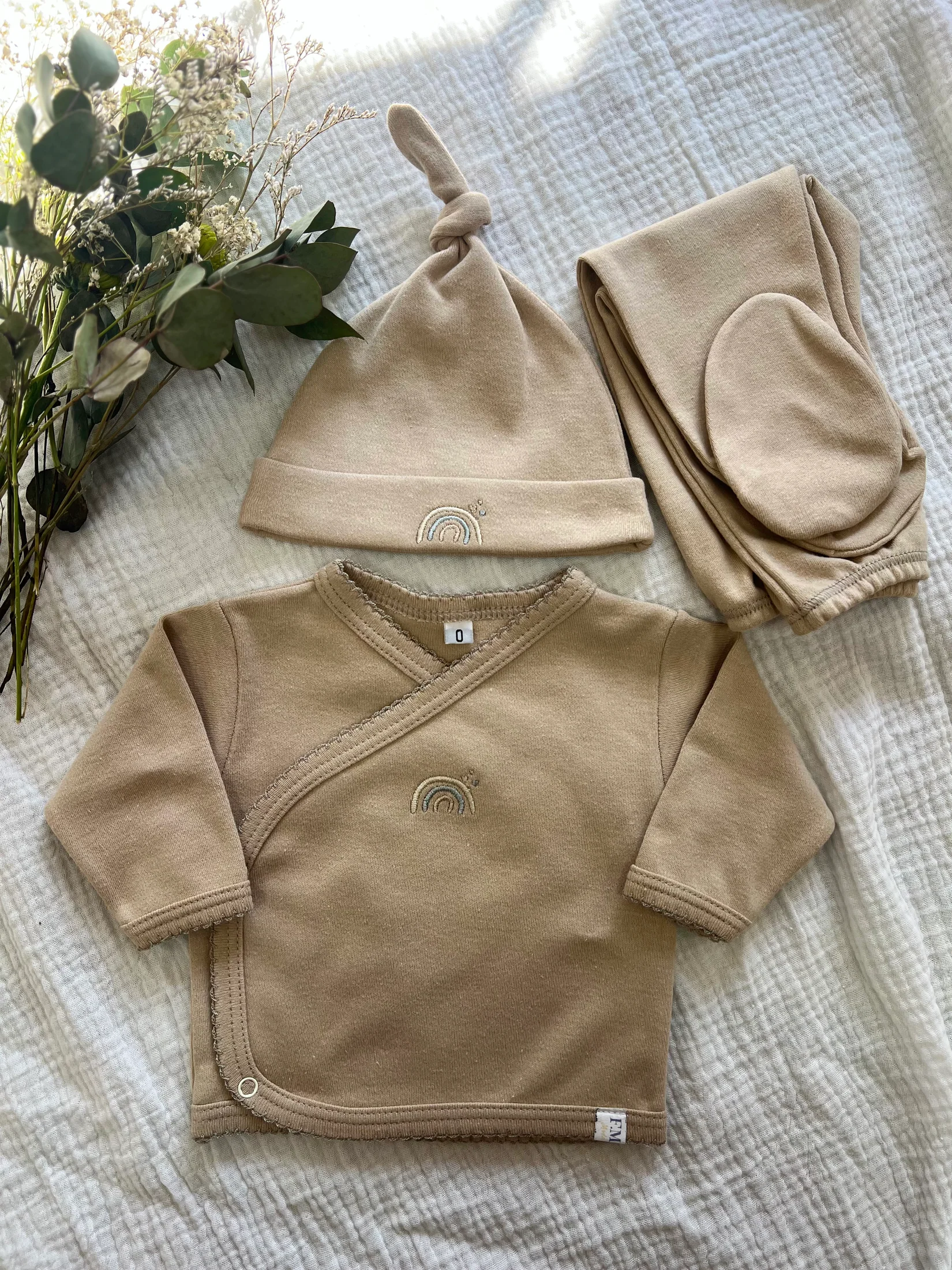 Set de bata, pelele y gorra de algodón Tostado arcoíris beige